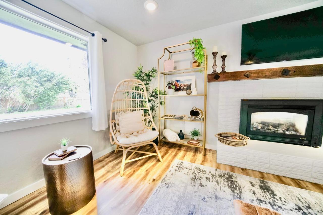 הוילה קורבליס Modern Boho Retreat מראה חיצוני תמונה